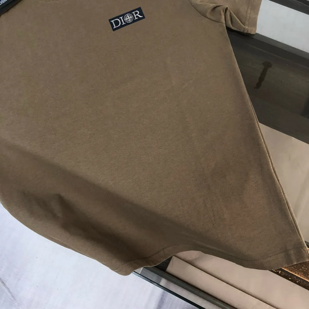 P150 A⭐️Stone Island Latest Couple Style Round Neck Short Sleeve Couple T-shirt ~ Spring and Summer New Product High Quality 🔥🔥Customized Unique Compass Logo Embroidery Logo Embellishment ~ Fashionable and Versatile Trendy Style Customized Imported Fabrics! Comfortable to wear, breathable, fashionable without losing personality, the upper body is casual and casual, handsome and stylish, showing the temperament of a big brand. All three standards are complete! ! Color: Black White Dark Gray Brown Size: SMLXLXXL